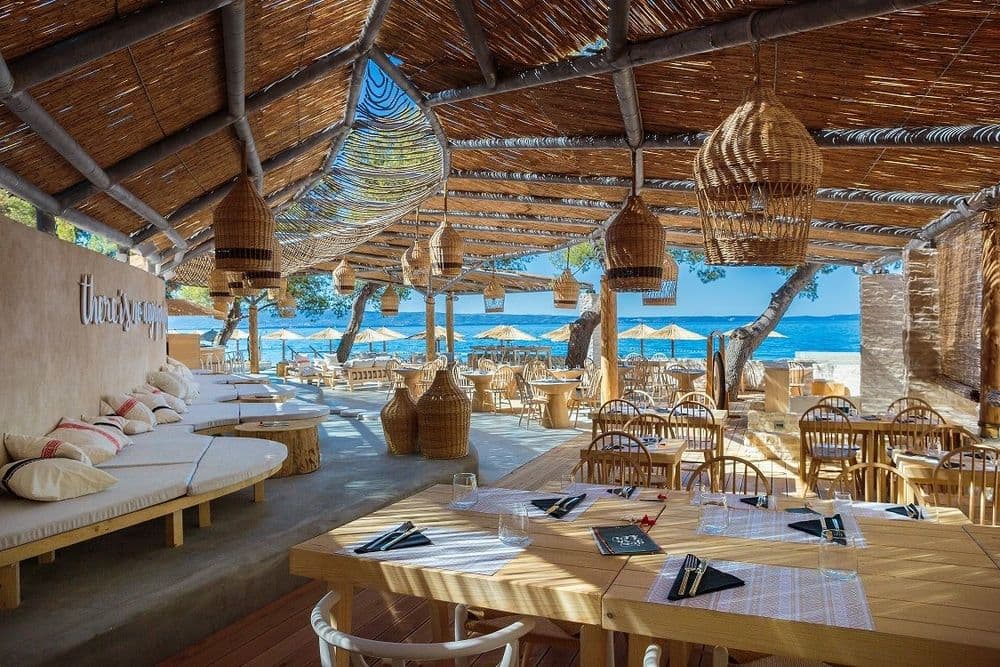 gooshter beach club dining table area split
